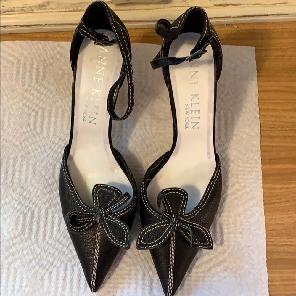 Ann Klein black slings with pretty details 7 1/2